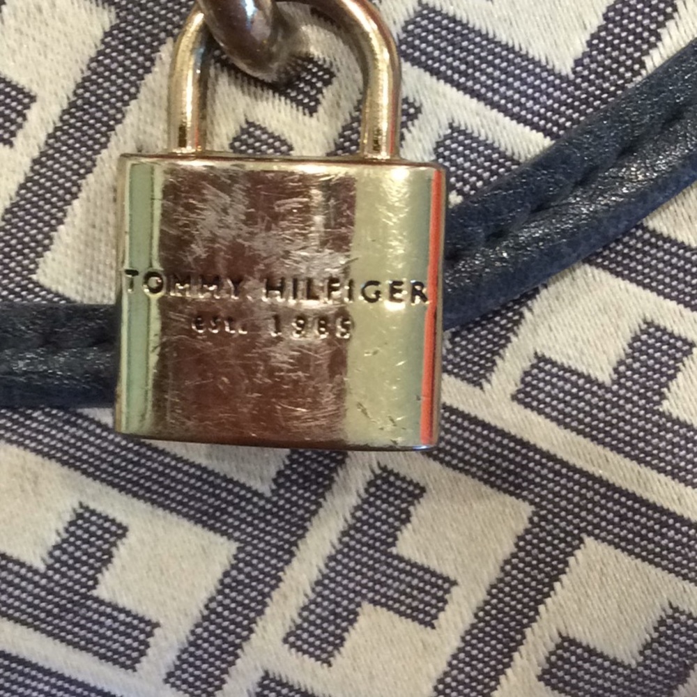 Small Tommy Hilfiger purse - Picture 3 of 5